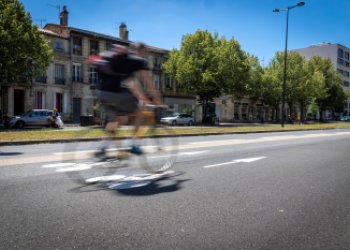 Visuel d'un cycliste roulant sur la rue du Général Larminat à Bordeaux